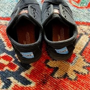 Tom's t6 velcro shoes